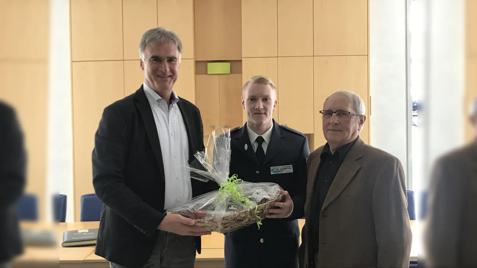 Bürgermeister Olaf von Löwis freute sich, dass Spitzensportler Felix Remuta sich ins „Goldene Buch“ der Gemeinde eintrug. Mit von der Partie, der ehemalige Trainer von Felix, Richard Hörle vom TSV Unterhaching. (Foto: hw)