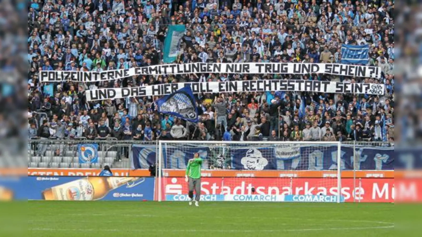 Protesttransparent von Fans des TSV 1860 gegen Polizeiwillkür.  (Foto: A. Wild)