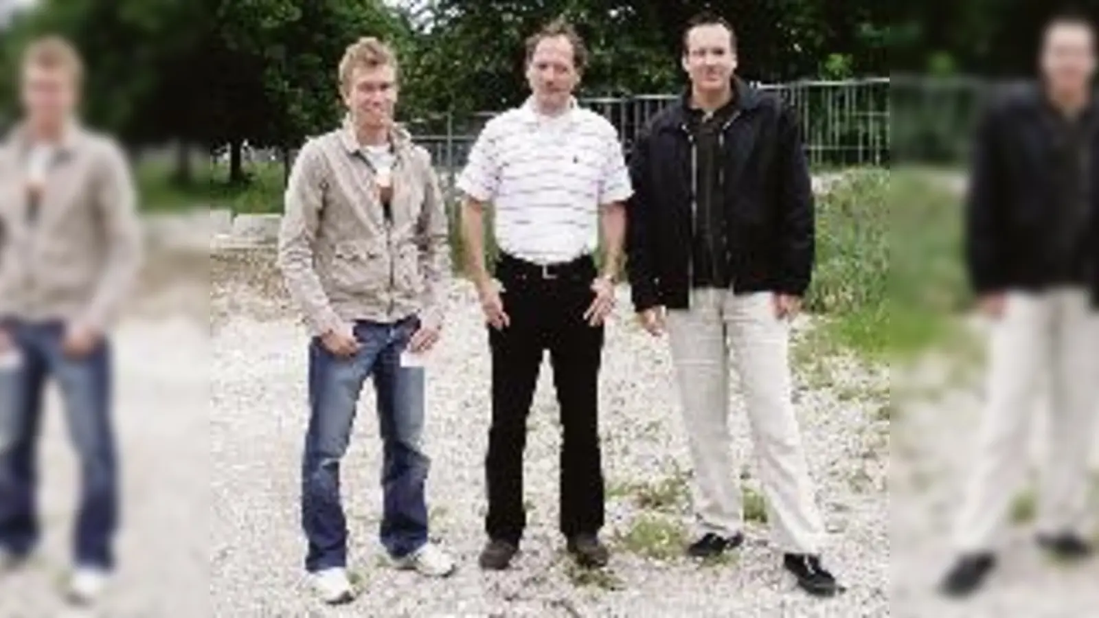 Markus Meiler, Stefan Töpper und Michael Müller (v. li.) befürworten den Supermarkt an der Elisabeth-Kohn-Straße, an der sie für unser Foto  (posieren.Foto: jl)