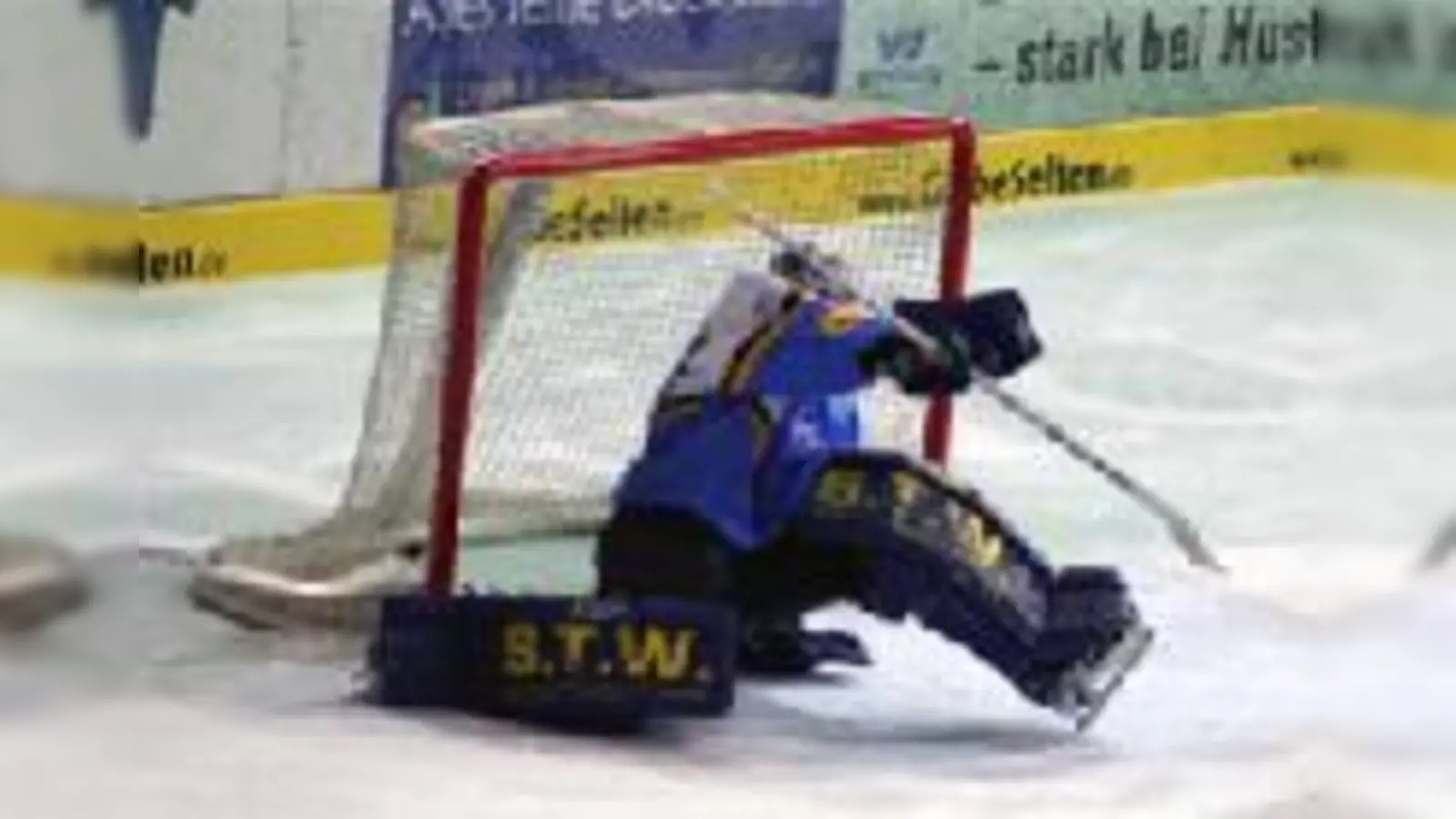 Der Rückhalt der Mannschaft gerät ins Straucheln. Beim 2:5 gegen Schwenningen hatte auch Keeper Joey Vollmer nicht seinen besten Tag.   (Foto: Heike Feiner)