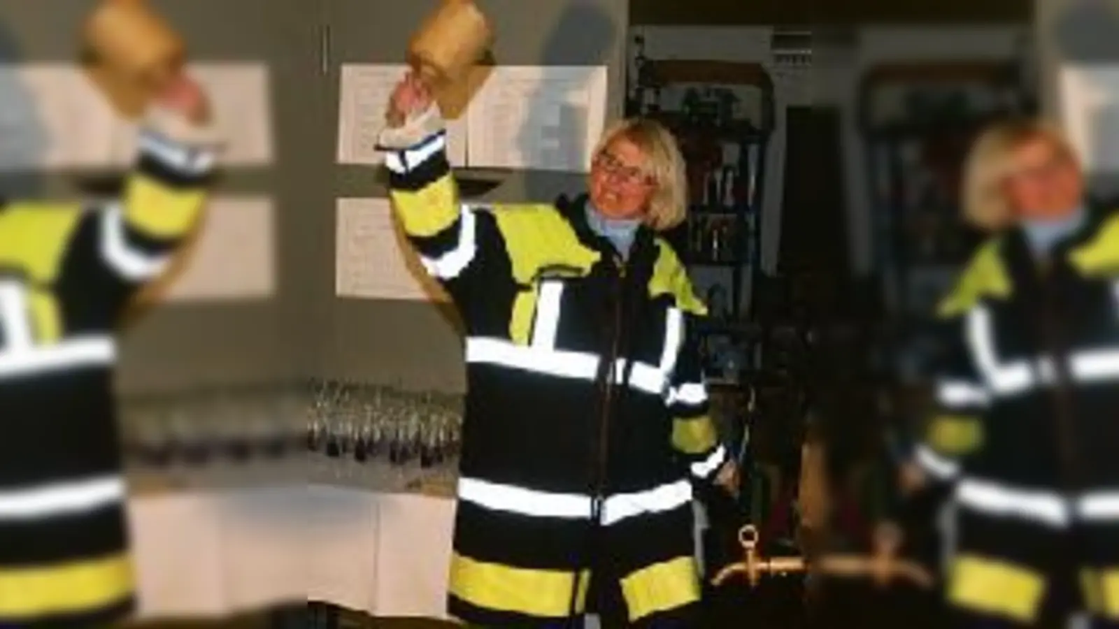 »Bier marsch«: Die Bürgermeisterin ist im Anzapfen fast schon ein Profi. 	 (Foto: ba)