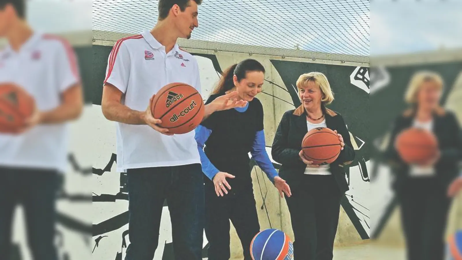Johanna Salzhuber (rechts), Vorsitzende des BA 10, hat den neu gestalteten Memminger Platz eingeweiht. Die Moosacher Jugendlichen Rosemarie Hingerl und Marlo Valerien freuten sich über die Streetball-Anlage.	 (Foto: privat)