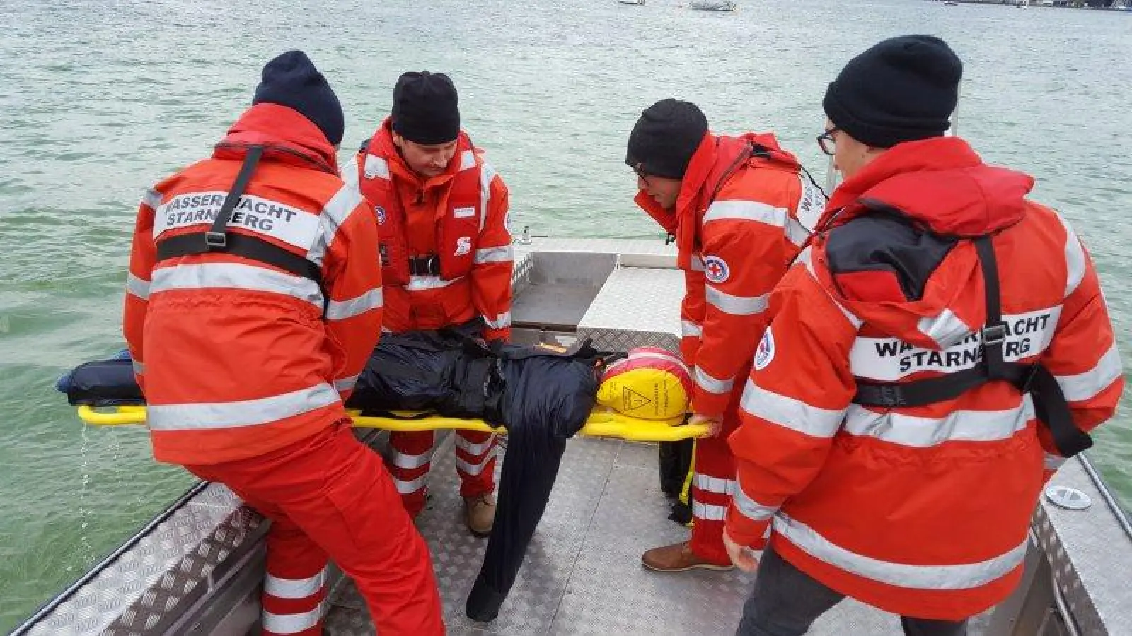 Mit Hilfe einer Puppe übte die Starnberger Wasserwacht die Bergung von untergegangenen Personen. (Foto: Wasserwacht Starnberg)