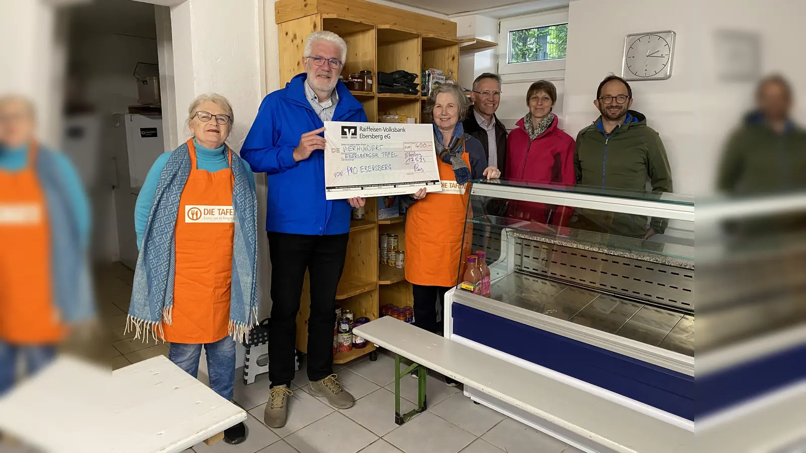 Eine Abordnung von Pro Ebersberg übergab an die Ehrenamtlichen der Ebersberger Tafel einen großzügigen Spendenscheck.  (Foto: Pro Ebersberg)