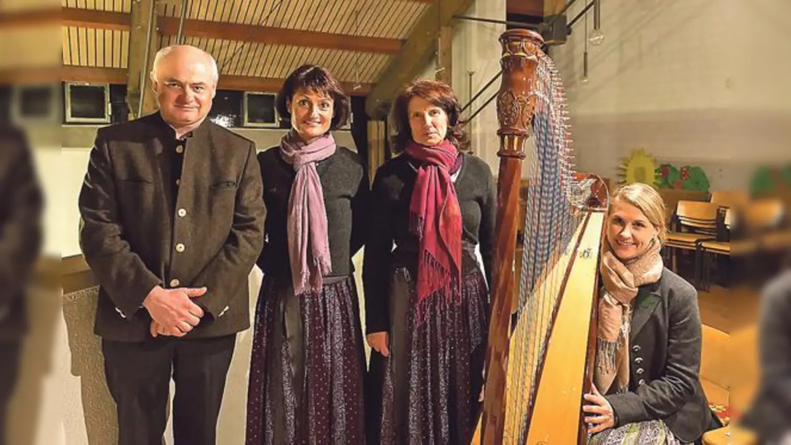 Der Steibay-Dreigesang mit Harfenbegleitung sorgt für den musikalischen Rahmen.	 (Foto: Sebastian Thor)