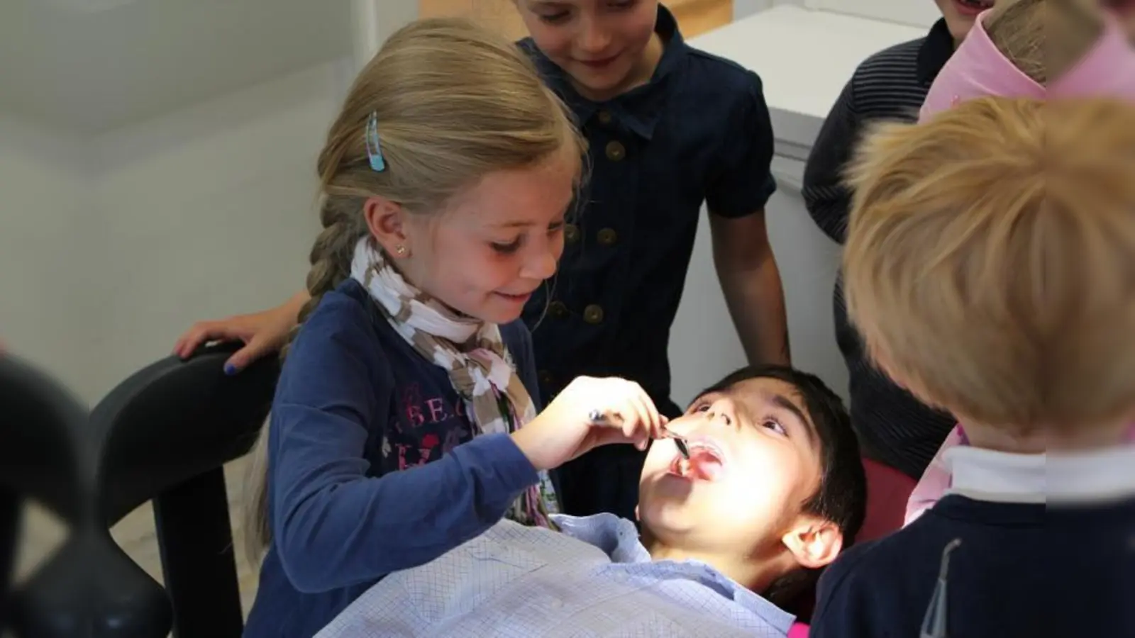 Die Kinder durften in die Rolle eines Zahnarztes schlüpfen. (Foto: pi)