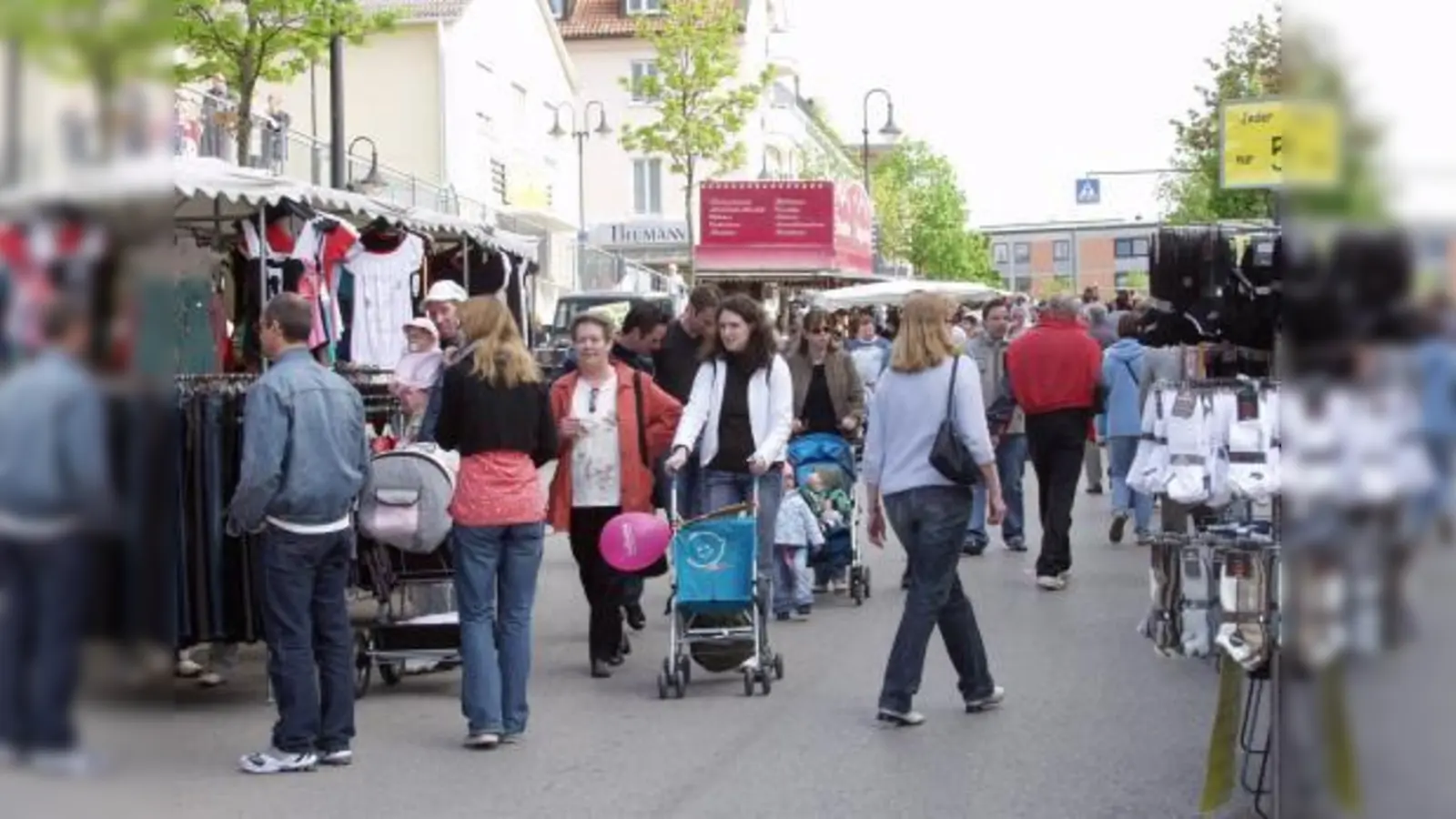 Viel los ist immer bei den Marktsonntagen in Germering: Da können Jung und Alt von der Otto-Wagner-Straße über den Kleinen Stachus zur Unteren Bahnhofstraße bummeln, am Kreisverkehr in den kostenlosen Pendelbus steigen und auch noch das Angebot im WEZ miterleben. (Foto: Eva Schraft)