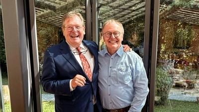 Der alte und der neue Präsident des Rotary-Clubs Gauting-Würmtal: Udo Hesse (links) und Günter Riedner mit dem Liegestuhl zum Ausruhen. (Foto: Rotary Club)