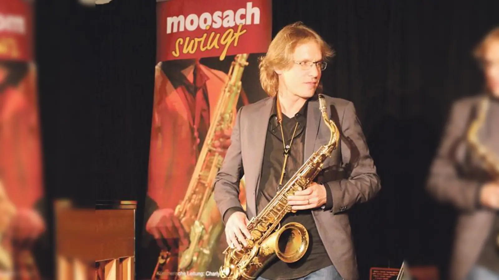 Auch sein Instrument ist schon weit herumgekommen: Paul Heller.	 (Foto: Uli Krautwasser)