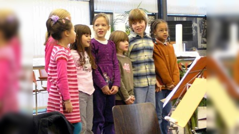 Der Kinderchor »Die Kleinen Sänger« unter der Leitung von Matthias Winkler (Foto: wdh)