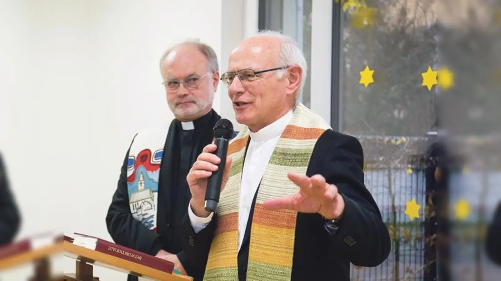 Caritasdirektor Prälat Hans Lindenberger (rechts) und Pater Alfons Friedrich wünschten der Caritas-Kinderkrippe St. Barbara Gottes Segen. 		   (Foto: Bodmer/Caritas München)
