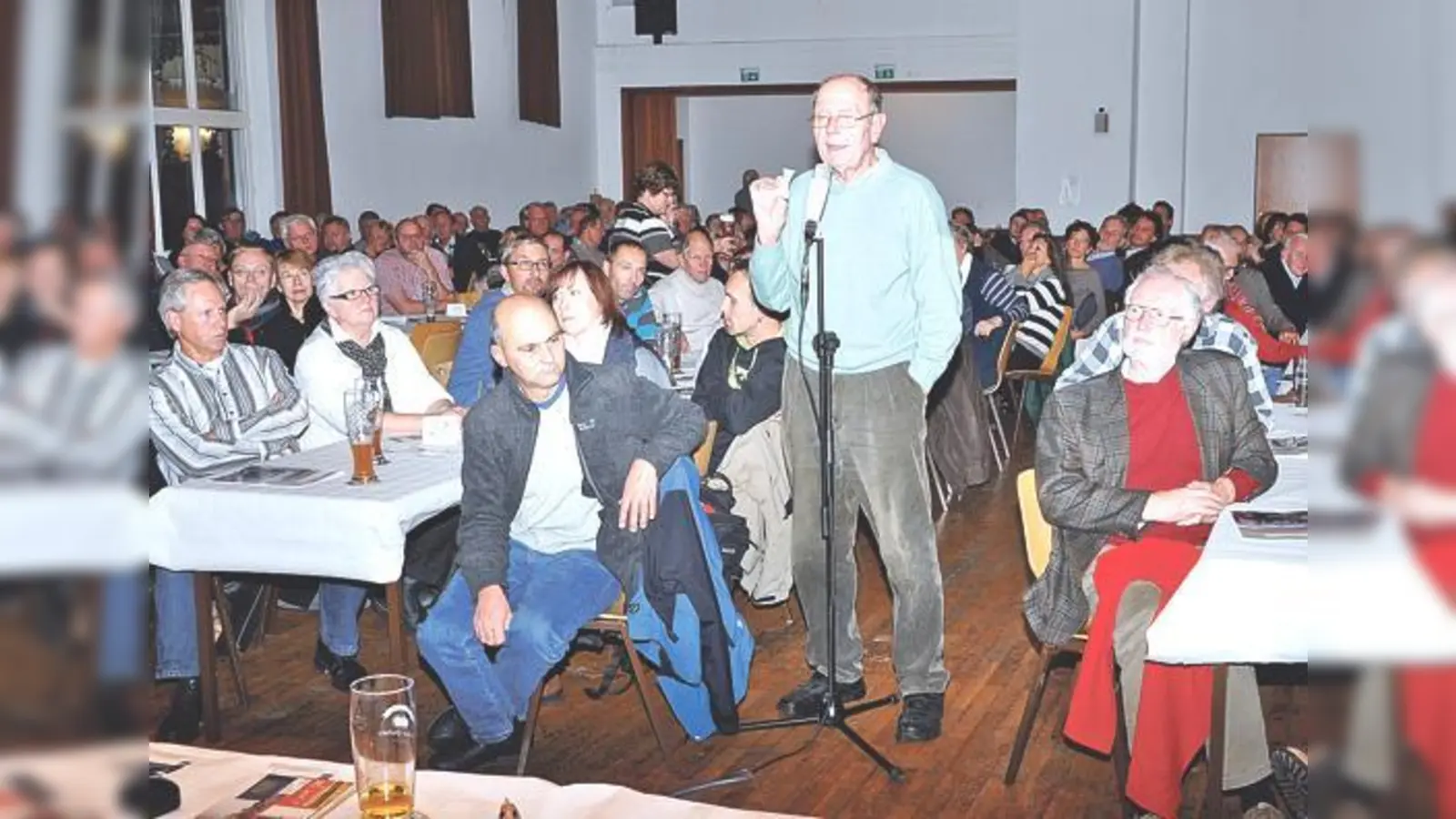 Helmut Beindner (Mitte) forderte bei der Ebersberger Bürgerversammlung einen Linksabbiegepfeil am AOK-Parkplatz, damit niemand entgegen der Fahrtrichtung abbiege.	 (Foto: sf)