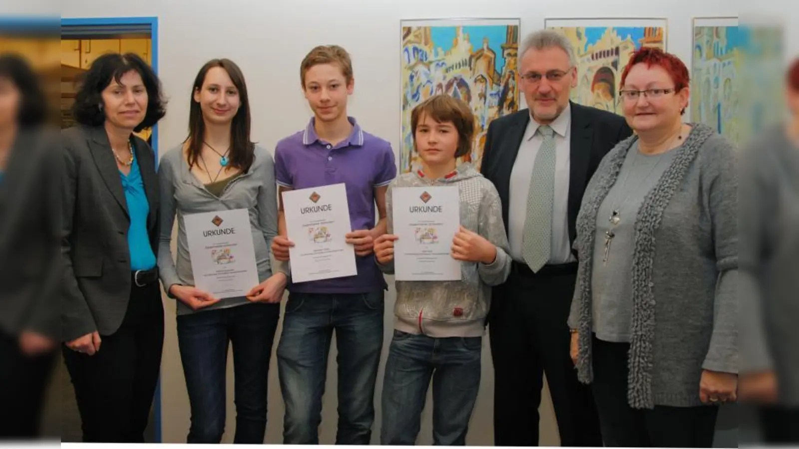 Im Direktorat des CSG fand die Verleihung der Urkunden an Patricia Skowronek, Sebastian Kriese und Julian Graf (Jugendliche von links) statt; darüber freuten sich auch die Betreuungslehrerinnen Beate Schray (links) und Sandra Schaumann-Eckel sowie Schulleiter Georg Gebhard. (Foto: Eva Schraft)