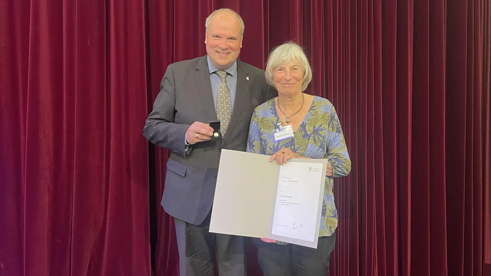 Landrat Christoph Göbel ehrt die Sauerlacherin Irmtraud Westphal für ihren Einsatz in der Seniorenarbeit in ihrer Heimatgemeinde. (Foto: hw)