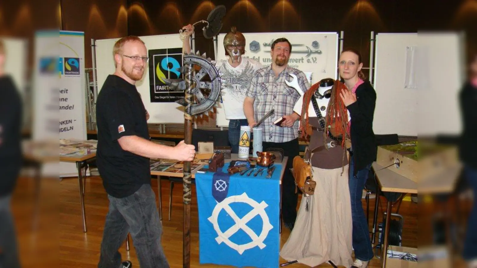 Eine Mischung aus „Fantasyspiel” und „Improtheater” zeichnet den Verein „Würfel und Schwert” aus. Von Links: Tobias Gauderer, Andreas Meier, Christian Wöger und Stefanie Gauderer mit Verkleidungsutensilien. (Foto: pst)