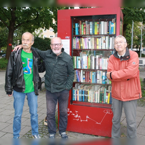 Günther Sinapius, Wolfgang Wedel und Arnold Egerer (von links) kümmern sich als Vorstände des Vereins Offener Bücherschrank Sendling-Westpark um den Schrank am Partnachplatz. (Foto: job)