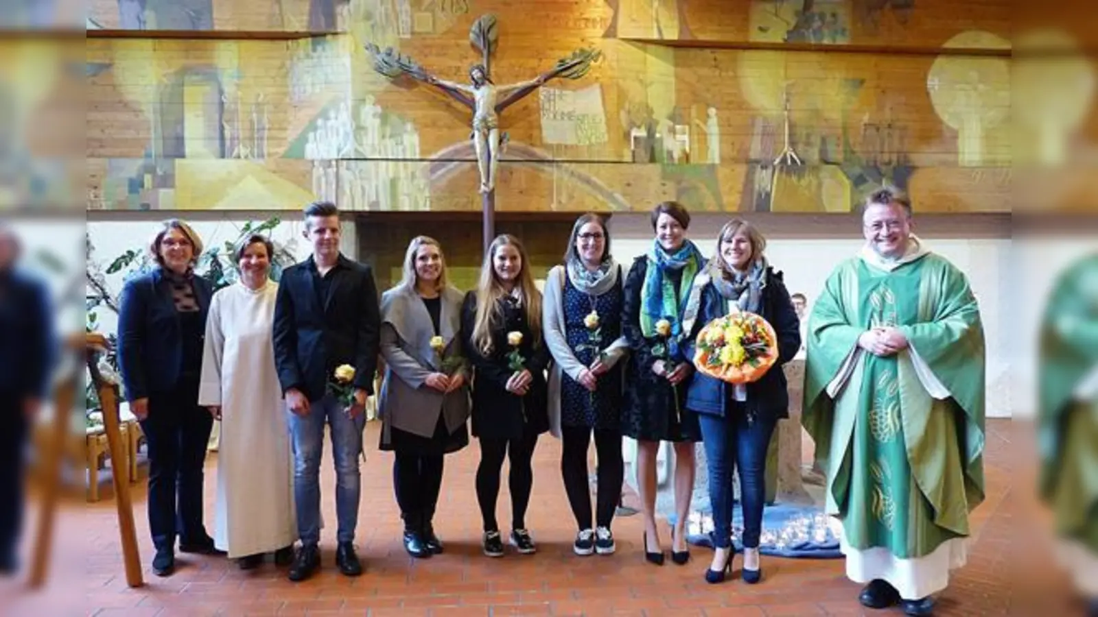 Kinderhaus-Leiterin Katharina Blieninger (2. v. r.) mit ihrem Team. Links im Bild: Pfarrgemeinderatsvorsitzende Ilona Dreier und Pastoralreferentin Ingrid Karl. Rechts: Pfarrer Hans-Joachim Brennecke.  (Foto: Felix Edelmann)