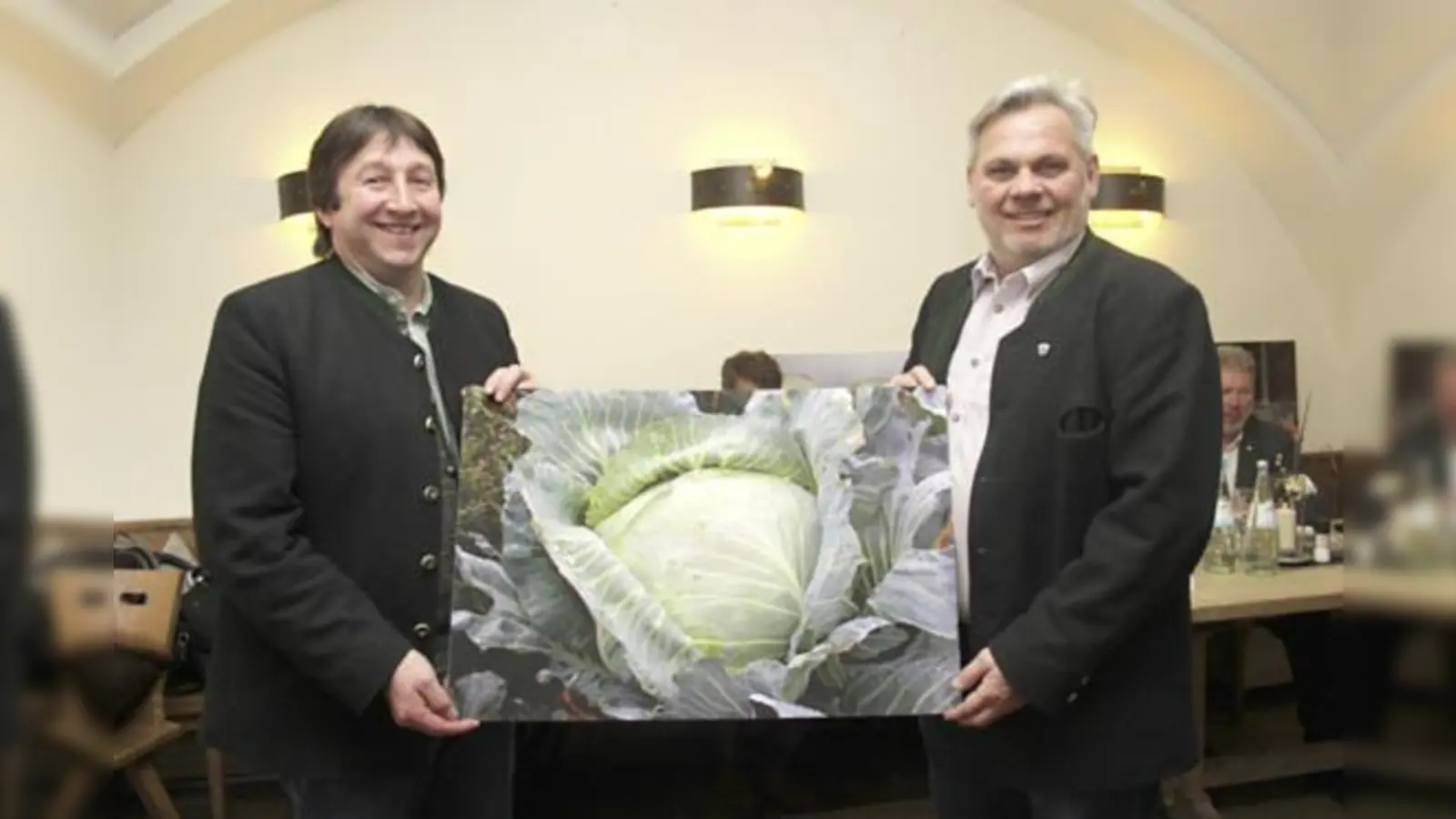 Nikolaus Kraus (li.) und Max Kraus sind die letzten »Ismaninger Krautbauern«. Der Krautkopf, den sie im Bild präsentieren, bringt locker zehn Kilo auf die Waage.	 (Foto: cr)