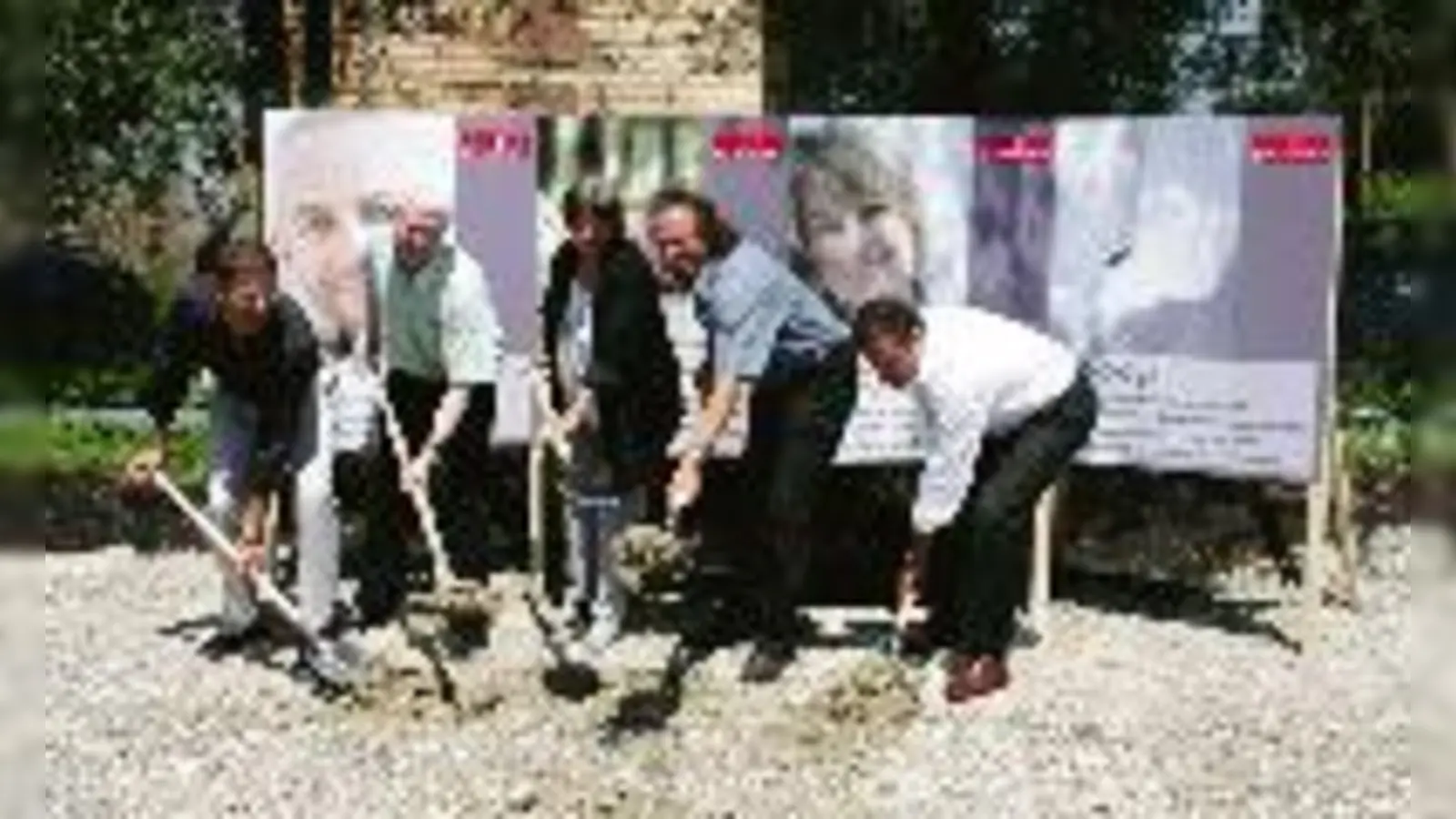 Spatenstich zur Studiensiedlung: Am Freitag fiel der Startschuss zur ökologisch-ökonomischen Modellsiedlung in der  (Fasanerie.Fotos: gf)