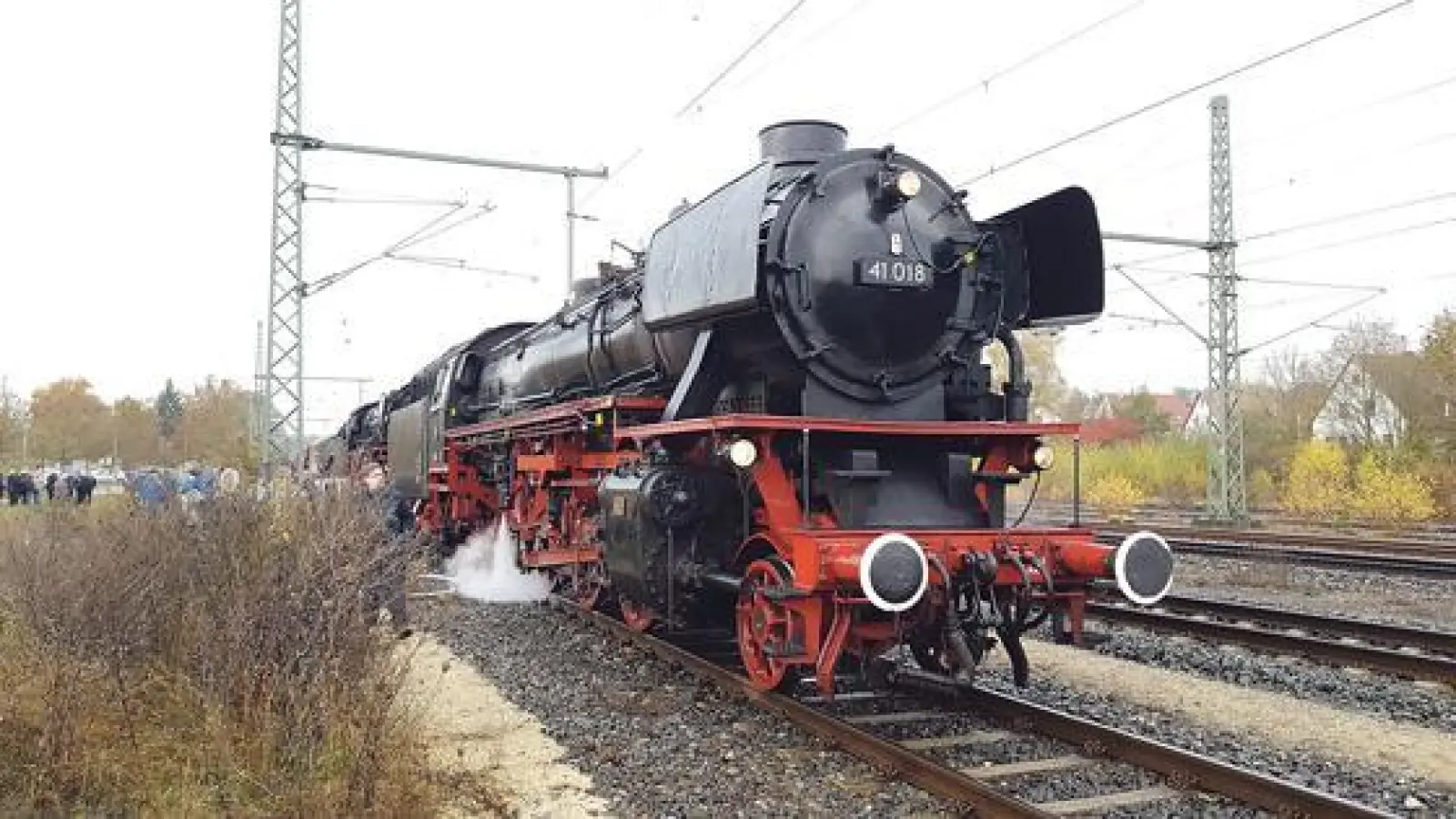 Die 41 018 übernimmt die »Flachetappe« von Augsburg über München nach Freilassing. Dort übernimmt die E-Lok den Weg durch die Alpen.	 (Foto: VA)