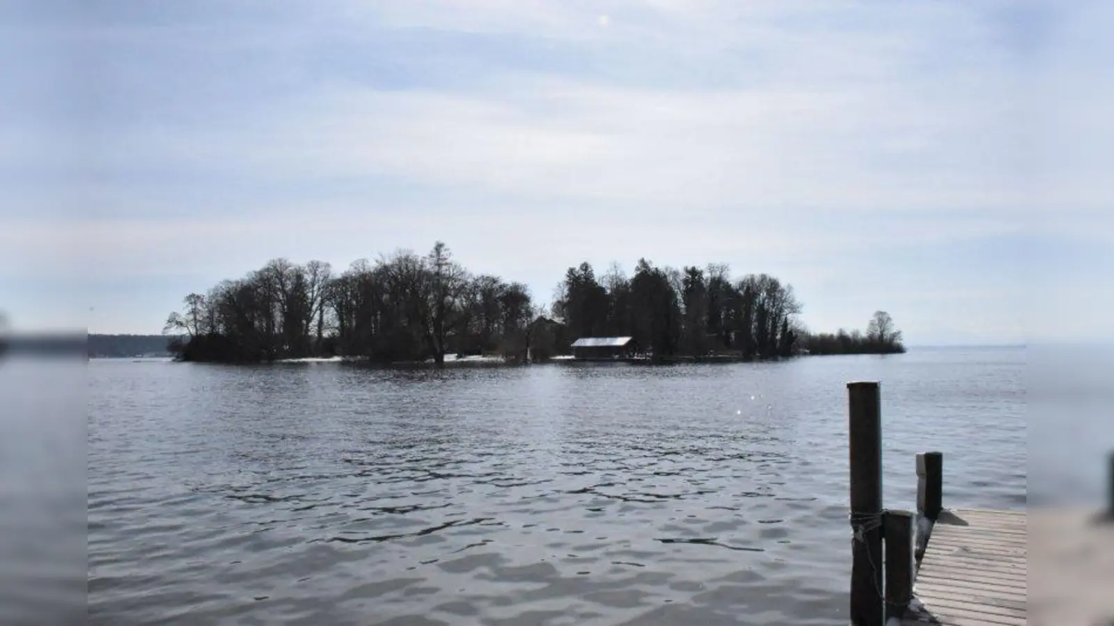 Wassersportler dürfen die Roseninsel nicht mehr selber anfahren, da die fragilen Pfahlbauten in Gefahr sind. (Foto: Hauck)