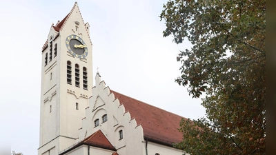 Vor 125 Jahren wurde in der Schwabinger Erlöserkirche die erste Messe gefeiert.  (Foto: mha)