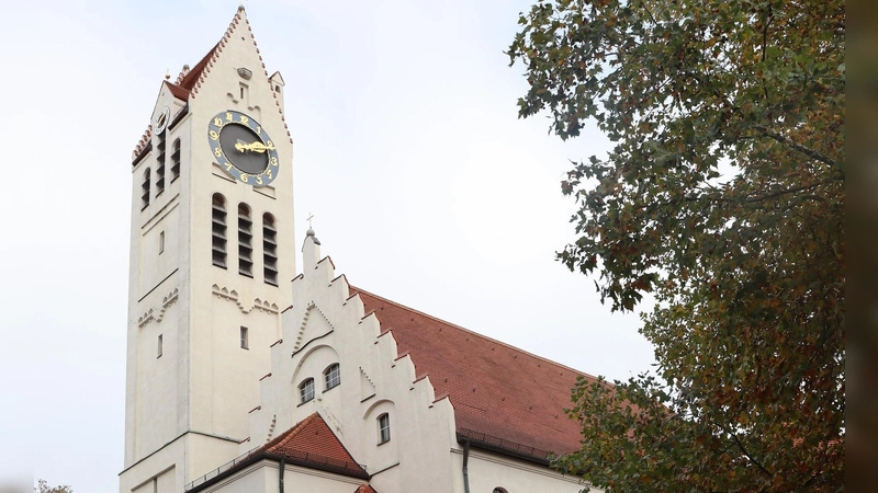 Vor 125 Jahren wurde in der Schwabinger Erlöserkirche die erste Messe gefeiert.  (Foto: mha)