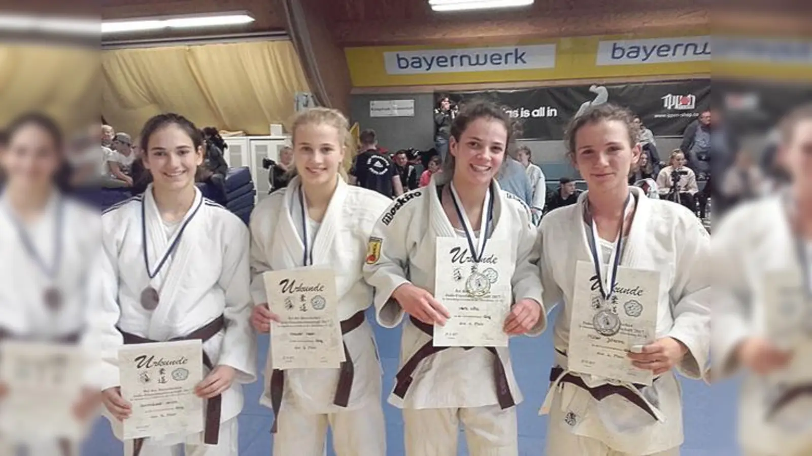 Gratulation zu den großartigen Platzierungen -52 kg (v. l.): Bornhäuser und Kreuzer (3. Platz), Herb (1. Platz) und Johanna Müller (2. Platz).	 (Foto: VA)