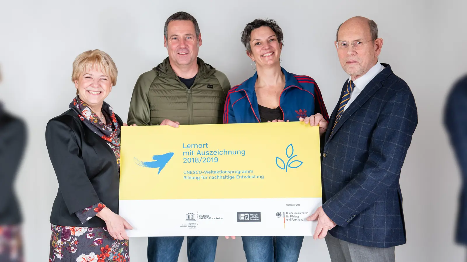 V. l.: Kornelia Haugg (Abteilungsleiterin Allgemeine und berufliche Bildung; Lebenslanges Lernen, BMBF), Oliver Fritsch und Ursula Helfrich (naturindianer-kids gUG) und Walter Hirche (Internationaler Berater der Nationalen Plattform BNE, DUK). (Foto: naturindianer/DUK)