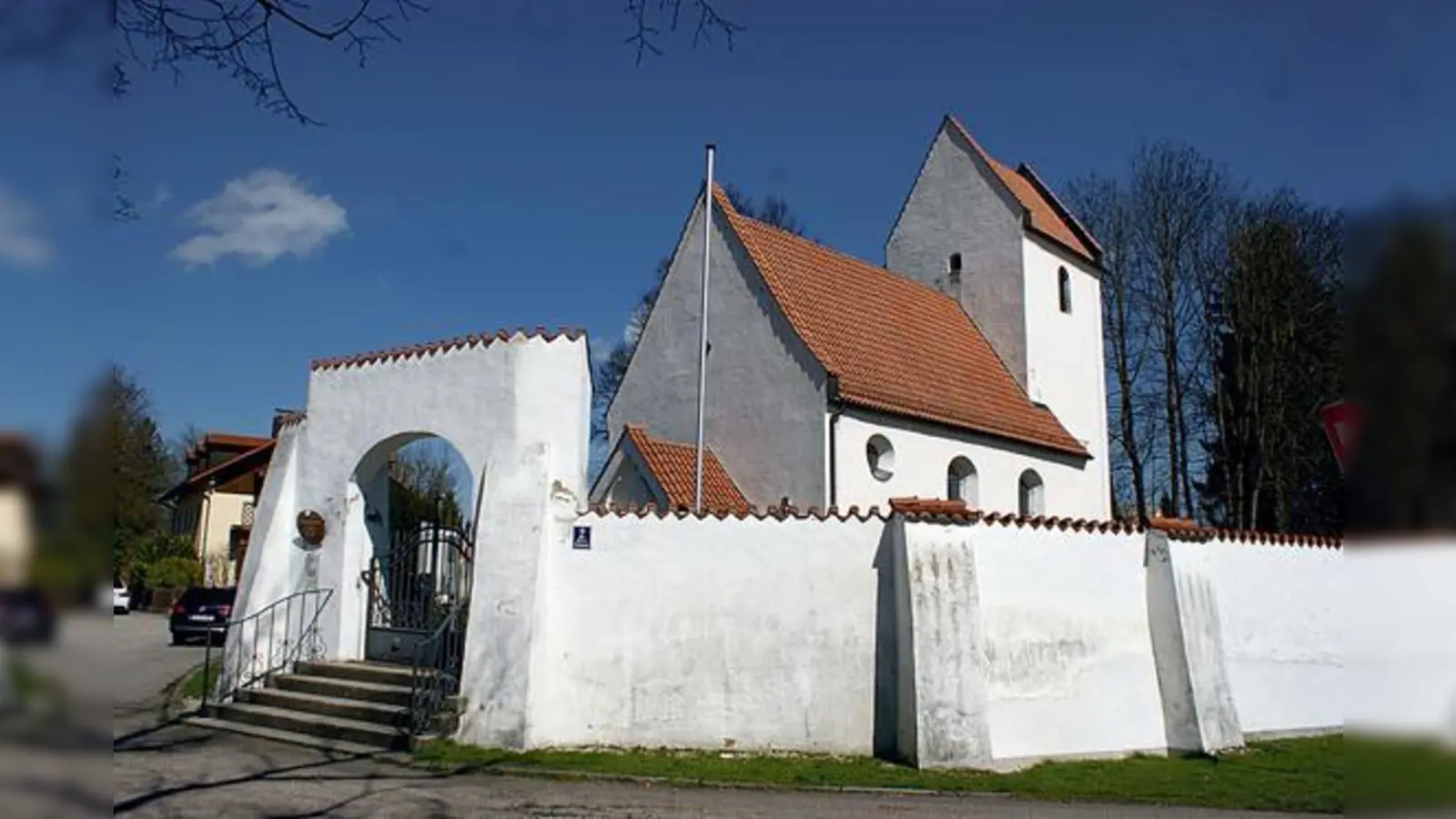 Treffpunkt für die Tour und Mittelpunkt von Johanneskirchen: Die Kirche St. Johann Baptist.	 (Foto: NordOstKultur)