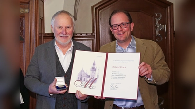 Zweiter Bürgermeister Manuel Pretzl (rechts) überreichte Roland Krack vom NordOstKultur-Verein die Medaille „München leuchtet – Den Freundinnen und Freunden Münchens“ in Bronze. (Foto: Michael Nagy/Presseamt München)