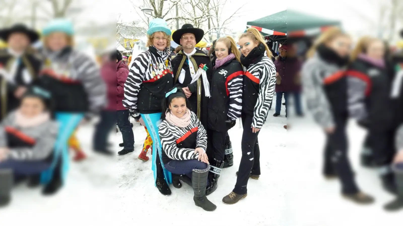Eingerahmt von Gardemädchen und Faschingsclubpräsidentin Christine Rygol (l.) genoss seine Tollität Prinz Markus II. die letzten ihm verbleibenden Tage als Faschingsprinz des Laimer Faschingsclubs. Ihre Lieblichkeit Prinzessin Iris I. konnte das Faschingstreiben am Laimer Anger leider nicht mitfeiern, da sie krank zu Hause bleiben musste. (Foto: BK)
