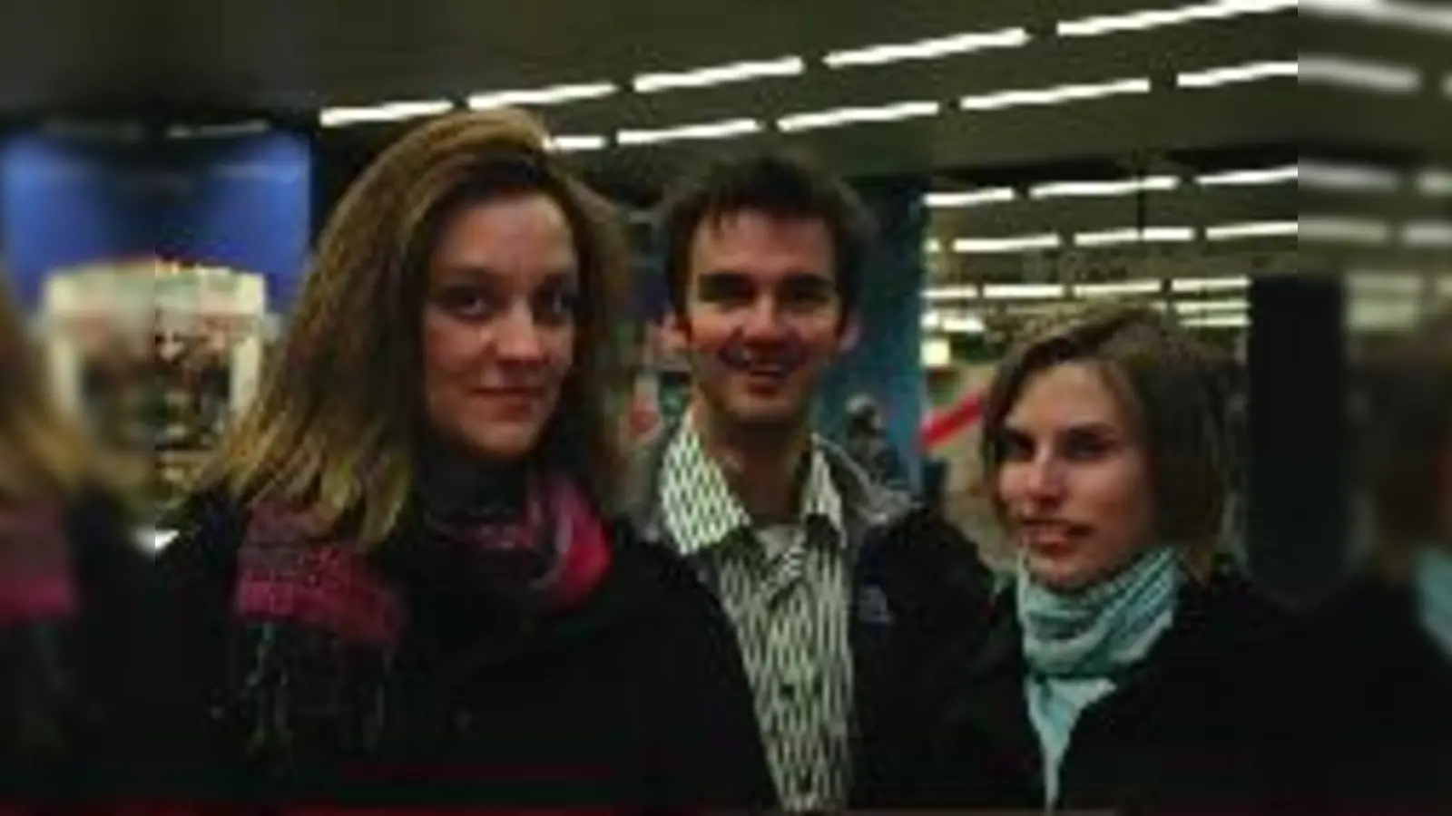 Drei Streetworker an ihrem Einsatzort im Münchner U-Bahnhof (v.l.): Maren Kuwertz, Daniel Jaensch und Vera Schweigard.  (Foto: Klaus Wagner)