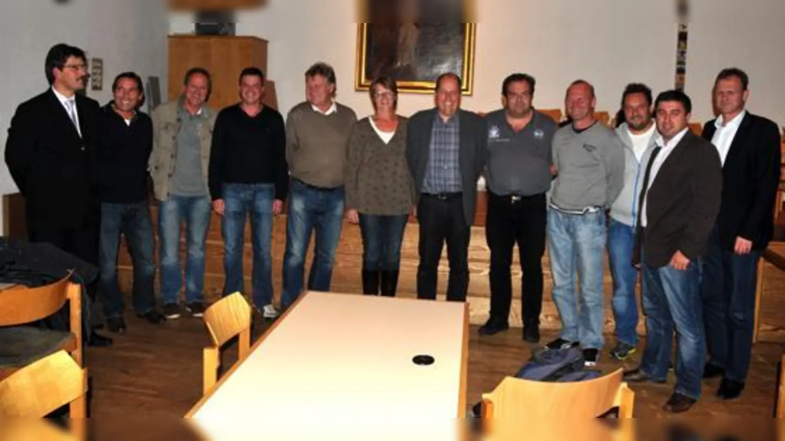 Nach der Wahl bei der Jahreshauptversammlung: das neue Vorstands-Team des FC Rot Weiss Oberföhring. 	 (Foto: VA)