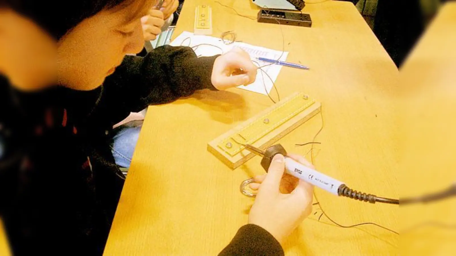 An einem der vielen Infostände, konnte dieser Schüler schon mal testen, welcher Beruf für ihn in Frage kommt. 	 (Foto: VA)