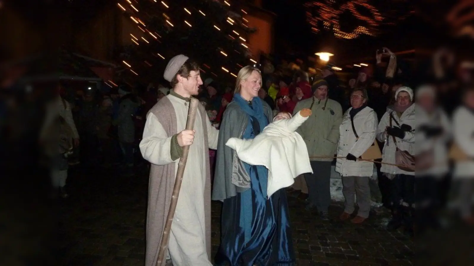 Die Frauen-Union Germering besuchte den Weihnachtsmarkt in Bad Hindelang. Dort sahen sie nicht nur die Ausstellung mit circa 400 verschiedenen Nikoläusen und Krampussen aus aller Welt, sondern auch den Märchenumzug mit fast 150 Teilnehmern. (Foto: Frauen-Union Germering)