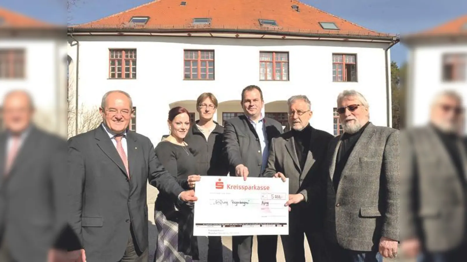 Dr. Michael Thiel (Rotary Club München-Land), Dr. Stephanie Sasse, Joerg Hornsteiner (Regenbogen e.V.), Helmut Erdmann (Direktor Ayinger Privatbrauerei), Dr. Goetz Zilker (Regenbogen e. V.) und Juergen Michal bei der Übergabe des Schecks.	 (Foto: Schunk)
