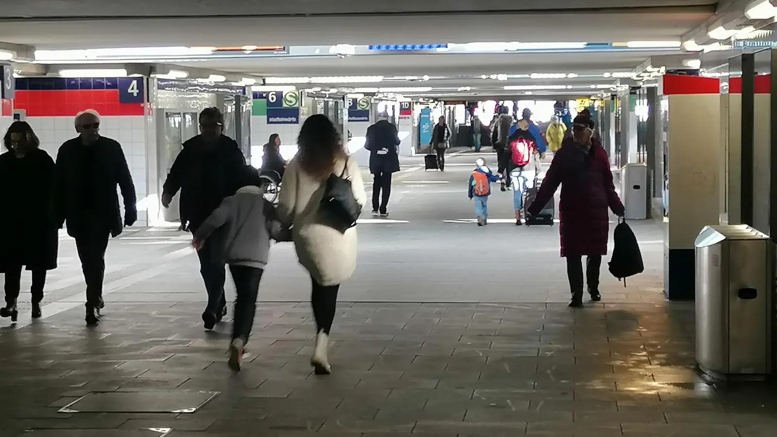 In den Unterführungen am Pasinger Bahnhof wird es enger. (Foto: job)