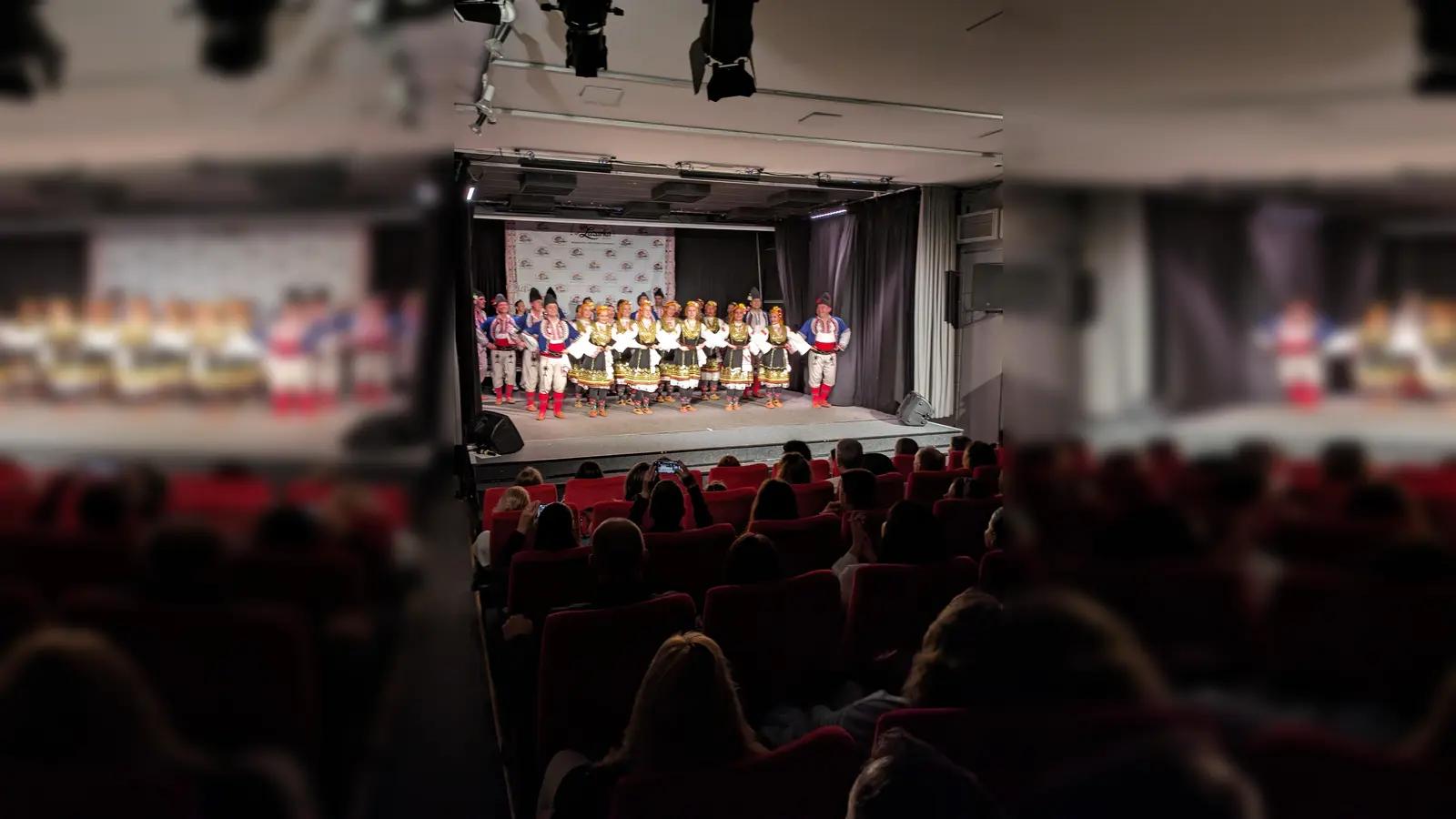 Das forum2-Kino ist mit aufsteigender Bestuhlung und Bühne ausgestattet. Auf ihr finden Veranstaltungen aus verschiedensten Bereichen statt; im Bild zu sehen Tanz und Tracht aus Bulgarien. (Foto: Vesselina Lill)