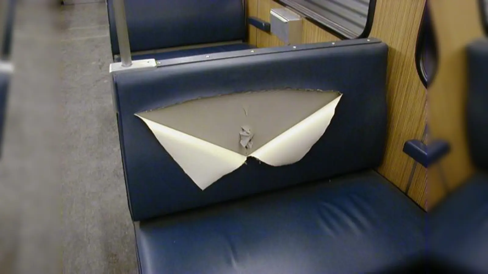 Sachbeschädigung in Millionenhöhe: Zerschlitzte Sitze in der U-Bahn sind leider keine Seltenheit. 	 (Foto: SWM/MVG)