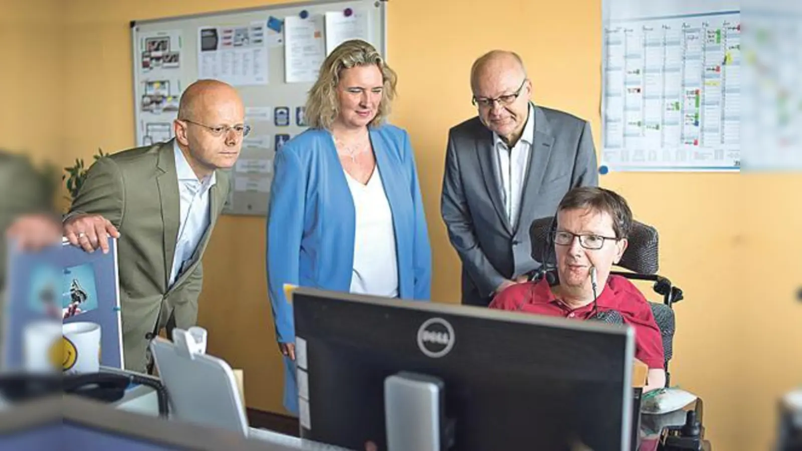 Einblick in die Arbeit von »Webwerk«: Ernst-Albrecht von Moreau, Vorstand der Pfennigparade, Sozialministerin Kerstin Schreyer, Dr. Jochen Walter, ebenfalls Vorstand der Pfennigparade und Thomas Ernst, Mitarbeiter des Webwerk.  (Foto: VA)