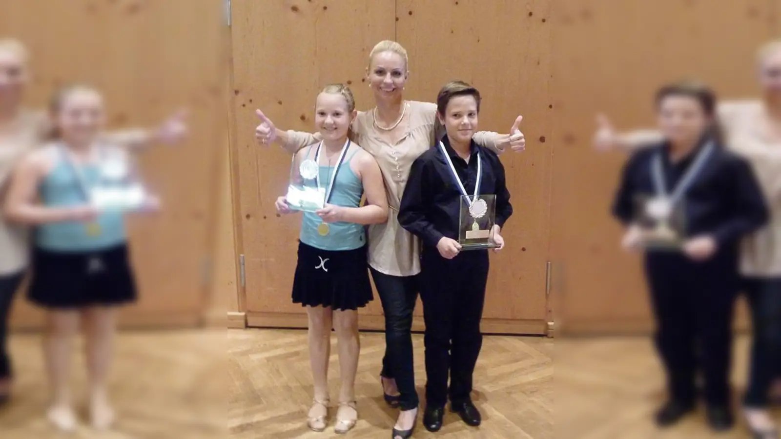 Die strahlenden Sieger Chiara und Manuel Rampf mit Trainerin Biggi Heubeck.	  (Foto: privat)