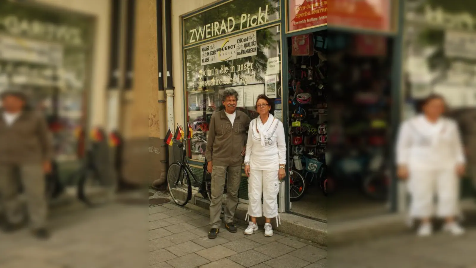 Erika und Claus Pickl vor ihrem Fahrradladen in der Frundsbergstraße. (Foto: sb)