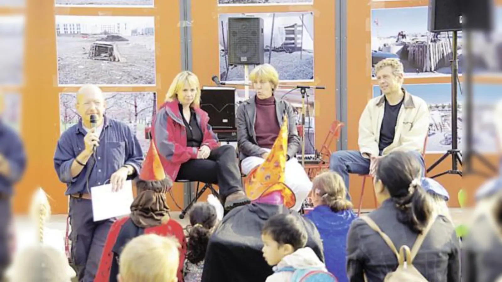 Die wichtigsten Ergebnisse des Tages werden bei der »VIP-Schaukel« präsentiert. Im Bild Bezirksausschuss-Mitglieder in der Diskussion mit Kindern.  (Foto: VA)