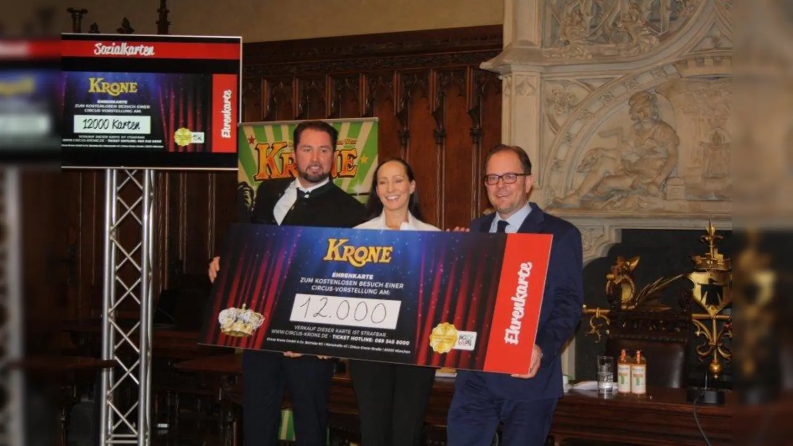 Martin Lacey jr. und Jana Mandana Lacey-Krone überreichten Bürgermeister Manuel Pretzl eine symbolische Ehrenkarte. (Foto: bb)