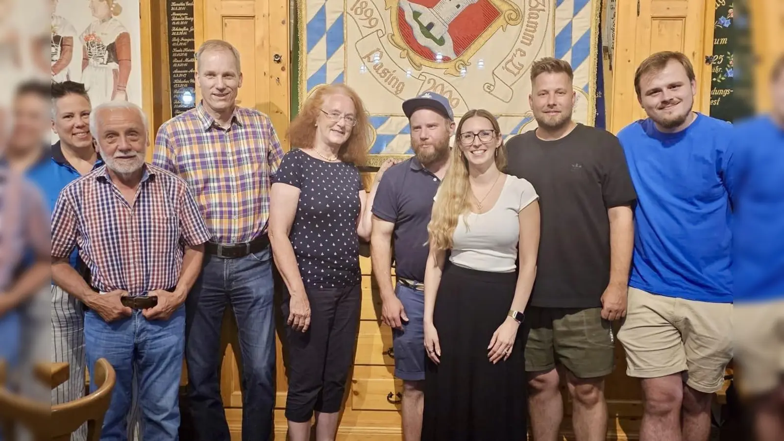 Neue Vereine in der ARGE: (v. l.) ARGE-Schriftführerin Steffi Denk, ARGE-Schatzmeister Herbert Flammensbeck, Robert Schlagenhaufer von der SG Pasing 1864 e.V., Maria Osterhuber-Völkl von Pasinger Mariensäule e.V., ARGE-Chef Andreas Kirchmeier sowie Alexandra Göttmann, Adrian Huber und Michael Bachinger vom Burschen- und Madlverein e.V. (Foto: P. Simon)