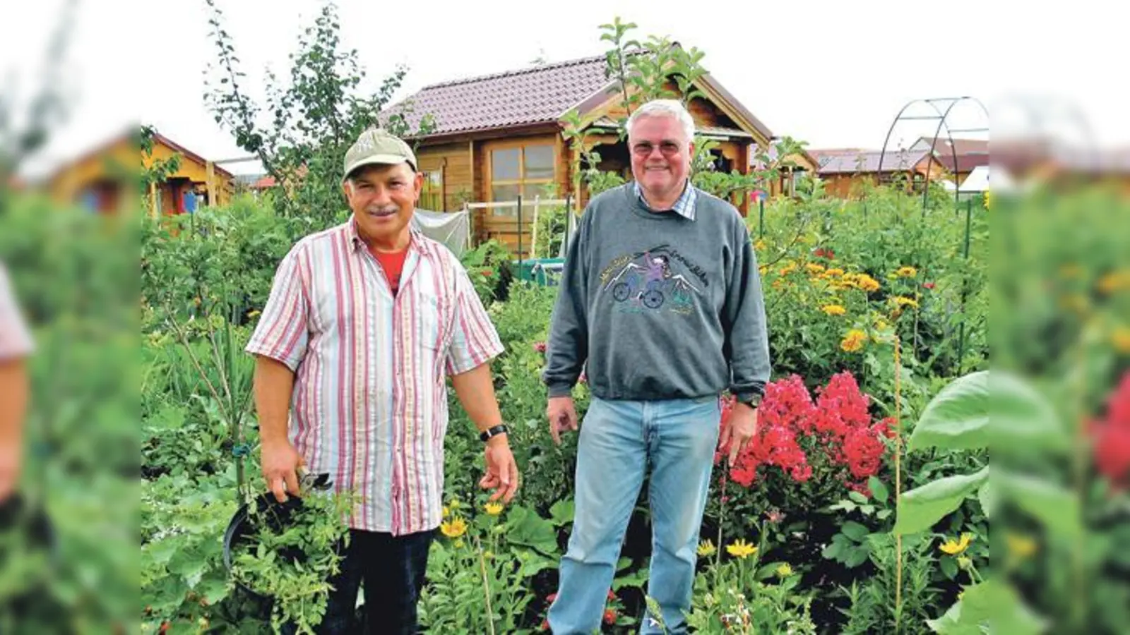 Kleingartenvereinsvorstand Udo Zollner (re.) mit Giuseppe Puccio in ihrem  grünen Königreich »Sommerfeld im Gefilde«.	 (Foto: aha)