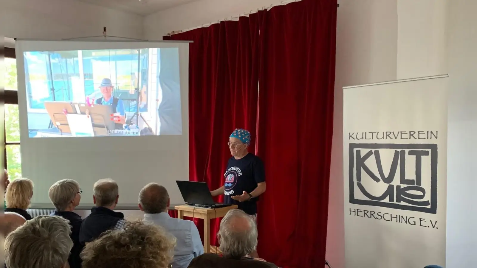 800 Euro an Spenden kamen bei der Veranstaltung mit Wigald Boning für den Wiederaufbau der Herrschinger Stege zusammen. (Foto: Kulturverein Herrsching)