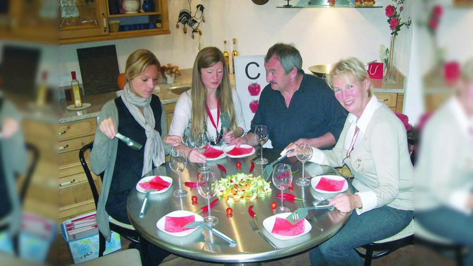 Die Schlemmerrunde an einem der Cookers-Tische: v.l. Susi Müller, Andrea Wurm von Coookers, Michael Glaesmer (Küche und Raum) und Barbara Gluth (Küche und Raum). (Foto: pi)