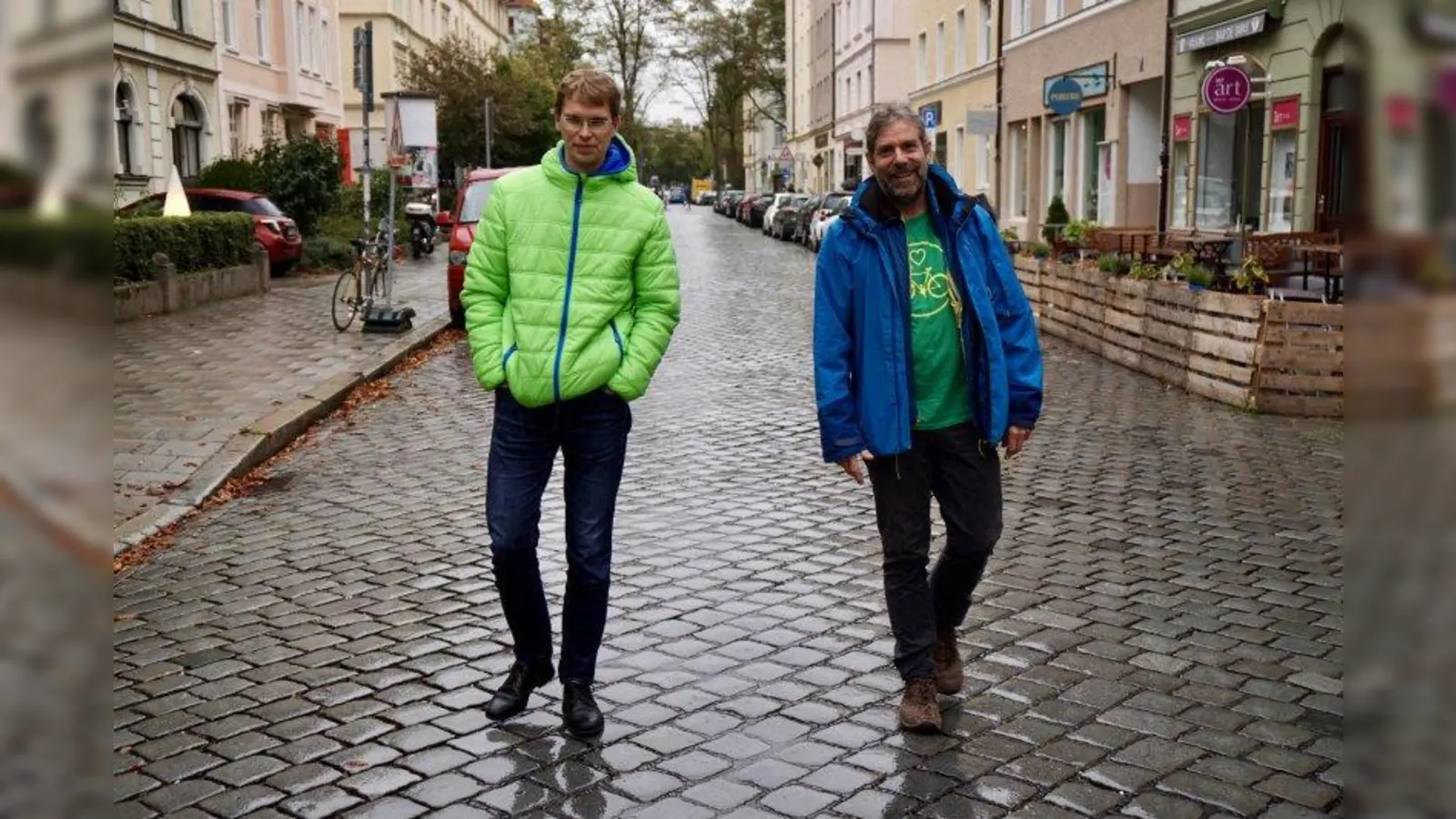 Nikolai Lipkowitsch (rechts) und Martin Züchner, die für die Grünen im Bezirksausschuss Neuhausen-Nymphenburg (BA 9) sitzen, schlagen die Entwicklung und die Gestaltung eines wichtigen Abschnitts der Volkartstraße vor. (Foto: Grüne)